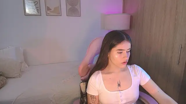 Snapshot of iriswest_ chatting on October 15, 12:11 am iriswest online show from October 15, 12:11 am