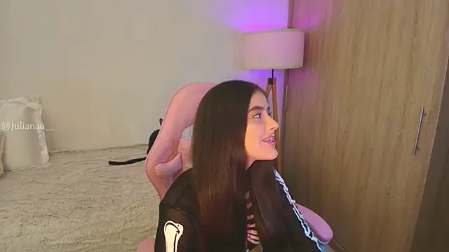 Snapshot of iriswest_ chatting on October 25, 12:07 am iriswest online show from October 25, 12:07 am