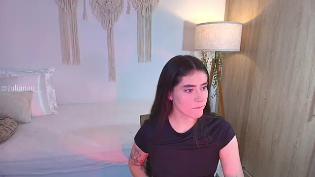 Snapshot of iriswest_ chatting on November 19, 12:10 am iriswest online show from November 19, 12:10 am