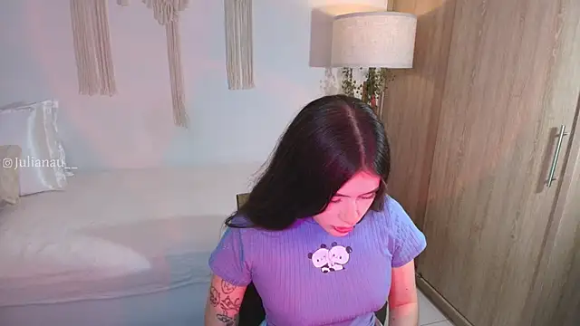 Snapshot of iriswest_ chatting on November 22, 12:42 am iriswest online show from November 22, 12:42 am