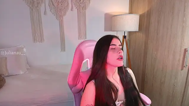 Snapshot of iriswest_ chatting on December 3, 12:07 am iriswest online show from December 3, 12:07 am