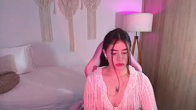 Snapshot of iriswest_ chatting on December 3, 11:36 pm iriswest online show from December 3, 11:36 pm