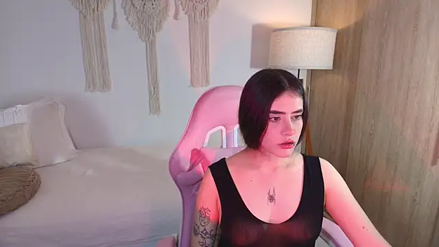 Snapshot of iriswest_ chatting on December 4, 11:35 pm iriswest online show from December 4, 11:35 pm