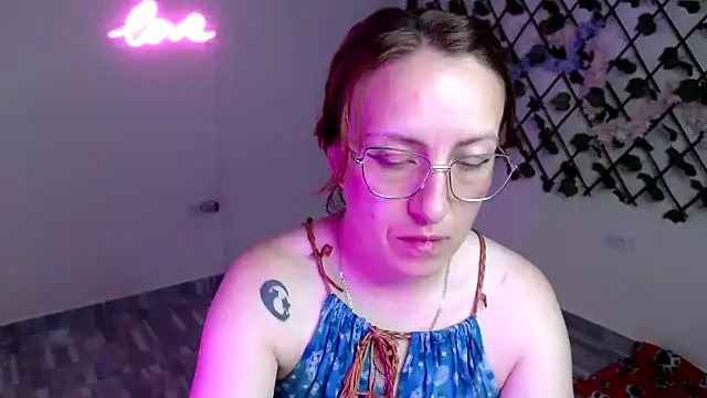 Snapshot of kittykalor09 chatting on April 21, 12:44 pm kittykalor09 online show from April 21, 12:44 pm