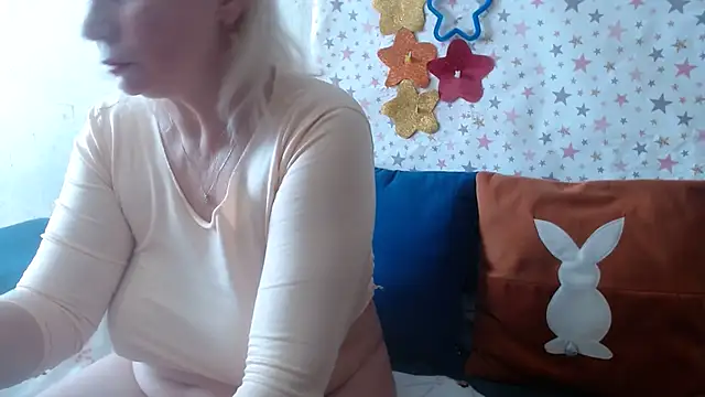 Snapshot of QueenLana chatting on March 27, 8:26 am QueenLana online show from March 27, 8:26 am