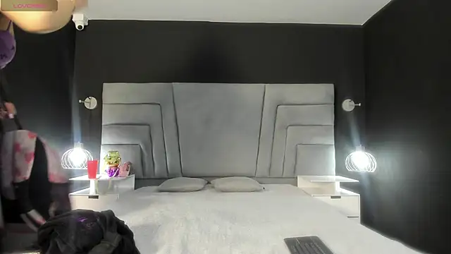 danaythamara1 online show from March 8, 9:40 pm