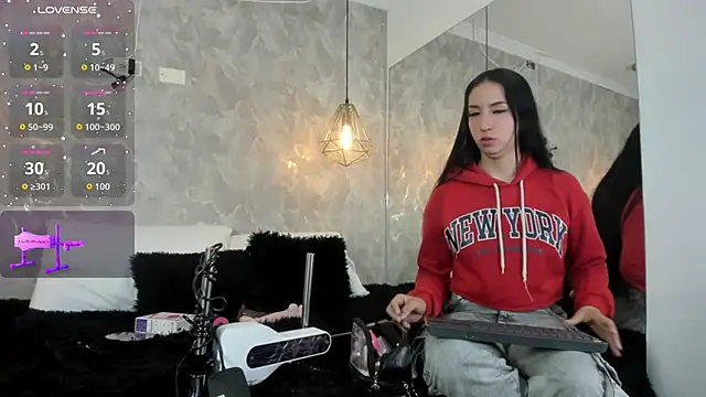 danaythamara1 online show from October 6, 8:50 pm