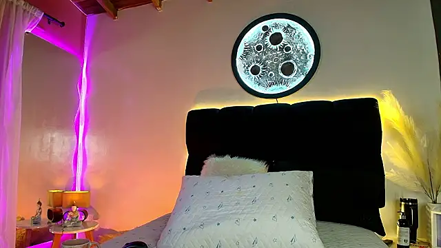 lorrayne  online show from March 25, 12:11 pm