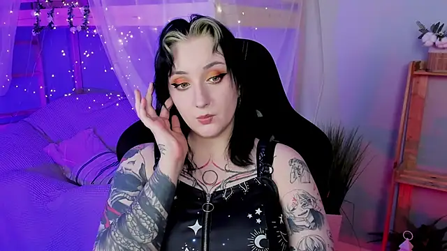 Snapshot of AsheLucker chatting on October 17, 11:07 pm AsheLucker online show from October 17, 11:07 pm