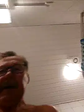 Snapshot of Einhorn527 chatting on October 8, 8:45 am Einhorn527 online show from October 8, 8:45 am