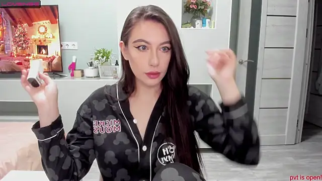 Snapshot of JuliaDiksonX chatting on December 19, 8:34 pm JuliaDiksonX online show from December 19, 8:34 pm