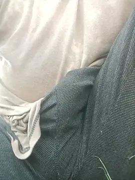 Snapshot of FinableKnee chatting on October 3, 4:09 am FinableKnee online show from October 3, 4:09 am