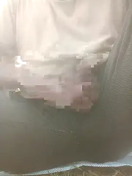 Snapshot of FinableKnee chatting on October 20, 2:56 am FinableKnee online show from October 20, 2:56 am