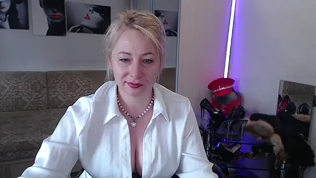 Snapshot of MistressMilfa chatting on February 14, 7:27 am MistressMilfa online show from February 14, 7:27 am