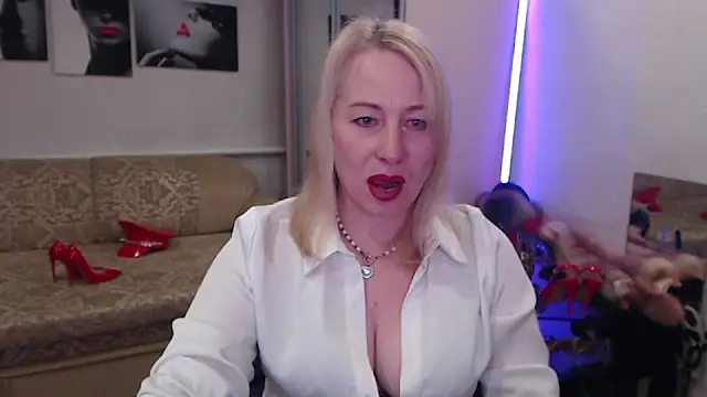 Snapshot of MistressMilfa chatting on February 27, 6:08 pm MistressMilfa online show from February 27, 6:08 pm