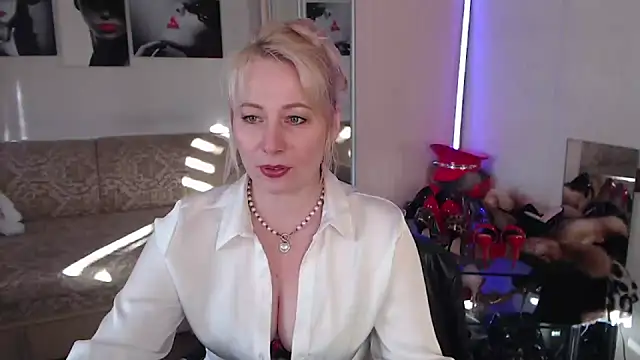 Snapshot of MistressMilfa chatting on February 28, 1:56 pm MistressMilfa online show from February 28, 1:56 pm