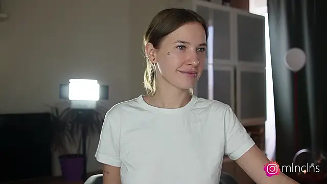 melanielwithu online show from March 18, 10:51 am