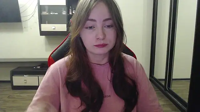 Laralianna online show from February 8, 9:15 pm