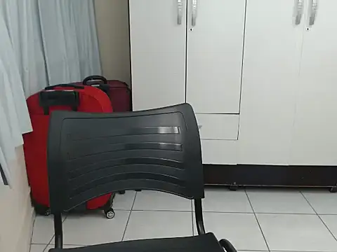 Snapshot of vaholiver chatting on February 12, 6:25 pm vaholiver online show from February 12, 6:25 pm