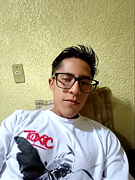 Snapshot of KevinCrz chatting on October 18, 11:05 pm KevinCrz online show from October 18, 11:05 pm