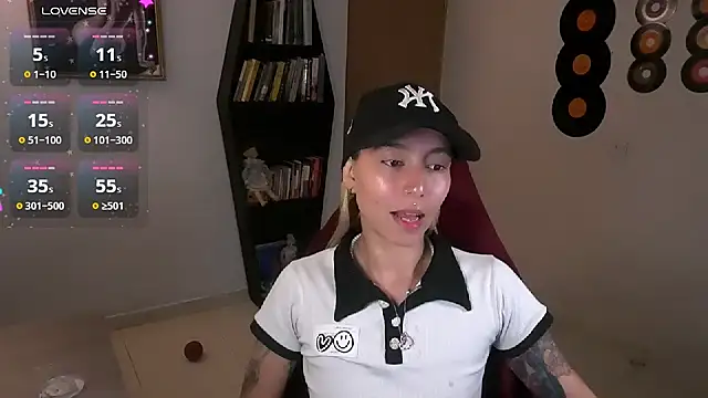 Snapshot of Saucy_Jenn chatting on September 27, 1:32 am Saucy Jenn online show from September 27, 1:32 am