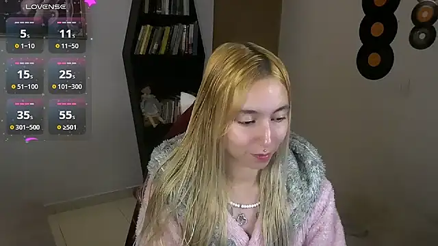 Snapshot of Saucy_Jenn chatting on September 28, 1:11 am Saucy Jenn online show from September 28, 1:11 am