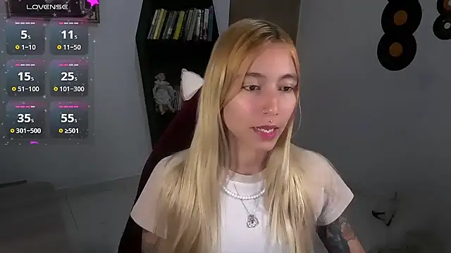 Snapshot of Saucy_Jenn chatting on October 5, 1:48 am Saucy Jenn online show from October 5, 1:48 am