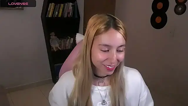 Snapshot of Saucy_Jenn chatting on October 17, 4:26 am Saucy Jenn online show from October 17, 4:26 am