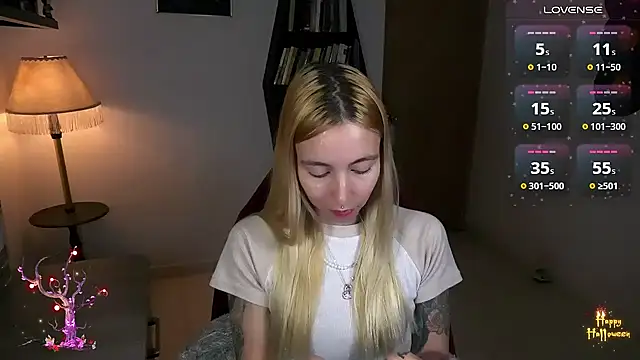 Snapshot of Saucy_Jenn chatting on October 26, 10:58 pm Saucy Jenn online show from October 26, 10:58 pm