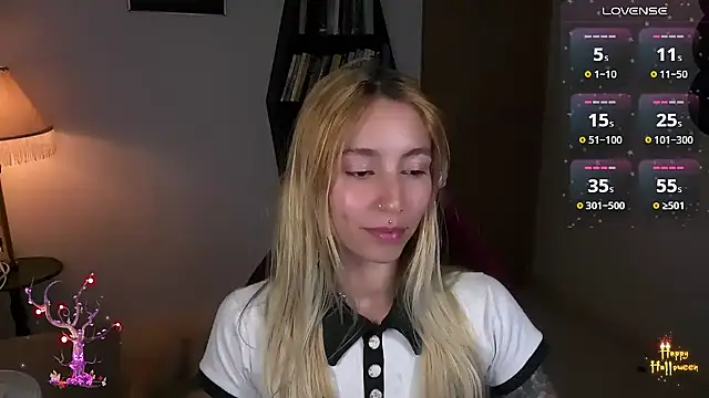 Snapshot of Saucy_Jenn chatting on October 30, 5:09 am Saucy Jenn online show from October 30, 5:09 am