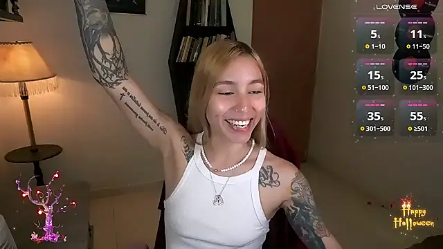 Snapshot of Saucy_Jenn chatting on October 31, 2:01 am Saucy Jenn online show from October 31, 2:01 am