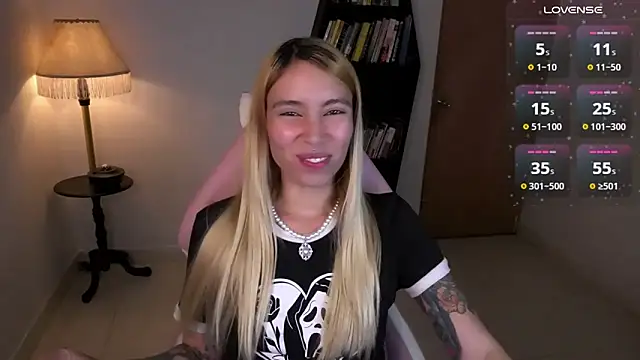 Snapshot of Saucy_Jenn chatting on November 29, 2:25 am Saucy Jenn online show from November 29, 2:25 am