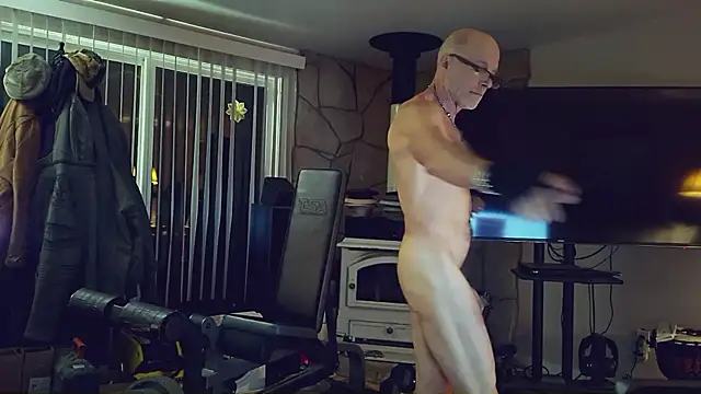 Snapshot of MoonDancer chatting on April 1, 4:35 am MoonDancer online show from April 1, 4:35 am