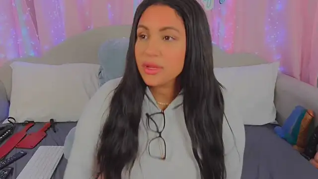 MeghanXO online show from December 4, 11:57 pm