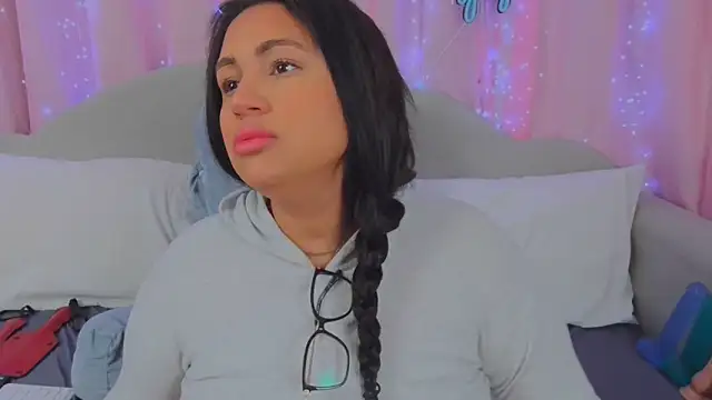 MeghanXO online show from December 9, 3:33 pm