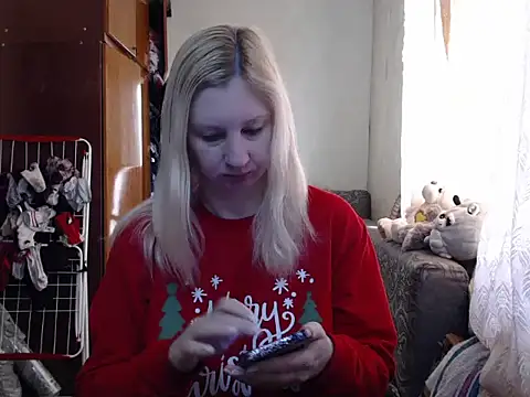 Snapshot of BustyBlond chatting on January 2, 6:50 am BustyBlond online show from January 2, 6:50 am
