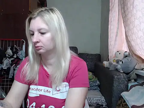 Snapshot of BustyBlond chatting on January 3, 6:11 am BustyBlond online show from January 3, 6:11 am