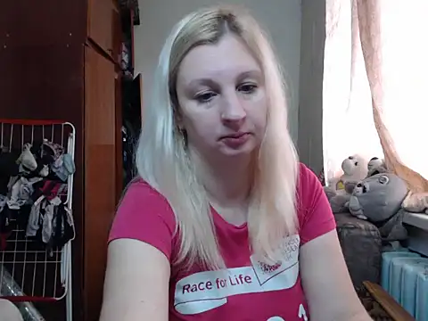 Snapshot of BustyBlond chatting on January 3, 9:15 am BustyBlond online show from January 3, 9:15 am