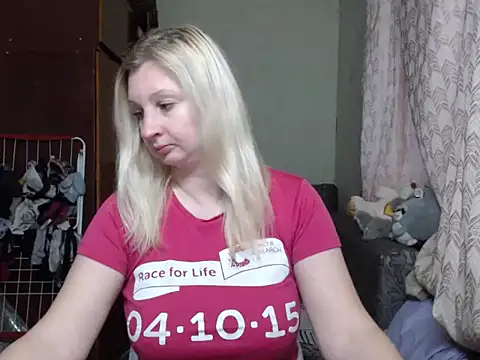 Snapshot of BustyBlond chatting on January 3, 1:36 pm BustyBlond online show from January 3, 1:36 pm