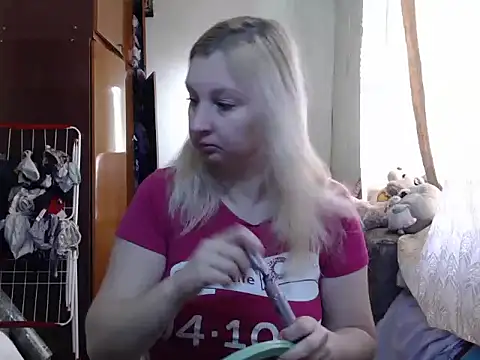 Snapshot of BustyBlond chatting on January 4, 7:03 am BustyBlond online show from January 4, 7:03 am
