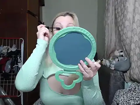 Snapshot of BustyBlond chatting on January 17, 5:21 am BustyBlond online show from January 17, 5:21 am