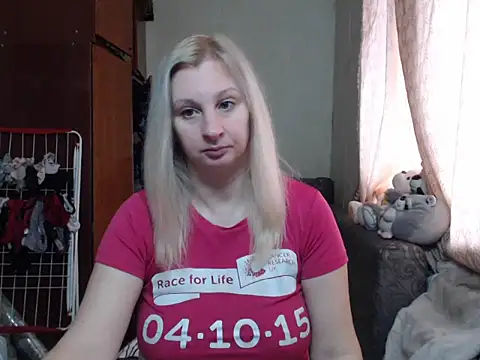 Snapshot of BustyBlond chatting on January 17, 9:49 am BustyBlond online show from January 17, 9:49 am