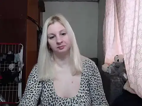 Snapshot of BustyBlond chatting on February 6, 6:18 am BustyBlond online show from February 6, 6:18 am