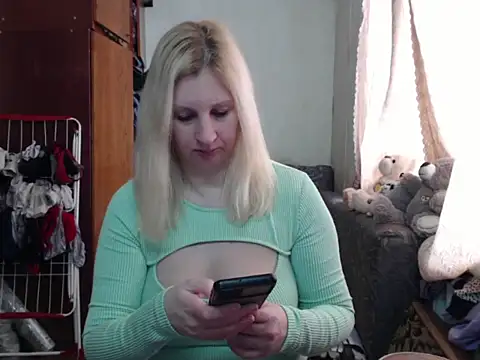 Snapshot of BustyBlond chatting on February 15, 9:38 am BustyBlond online show from February 15, 9:38 am