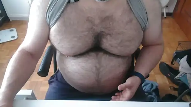 Snapshot of mikeyhotbear chatting on May 24, 6:18 am mikeyhotbear online show from May 24, 6:18 am