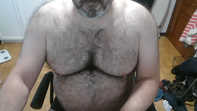 Snapshot of mikeyhotbear chatting on June 3, 5:10 am mikeyhotbear online show from June 3, 5:10 am