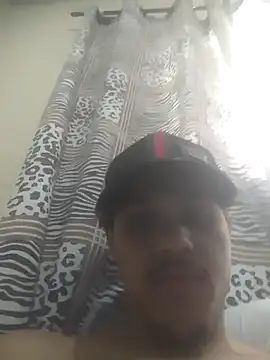 Snapshot of Miguel_I chatting on December 18, 7:20 pm Miguel I online show from December 18, 7:20 pm