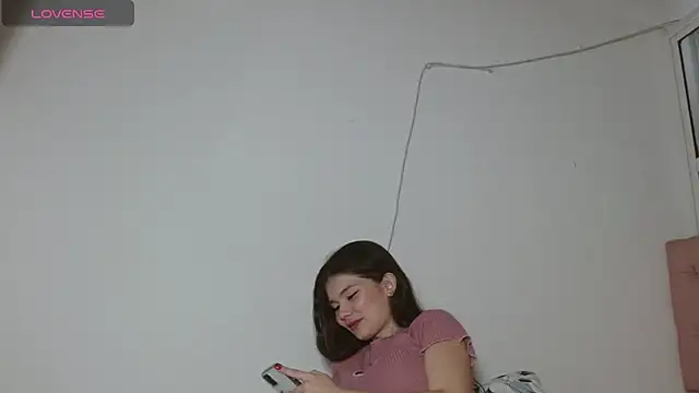 Snapshot of emily_littesweet chatting on April 30, 3:02 am emily littesweet online show from April 30, 3:02 am