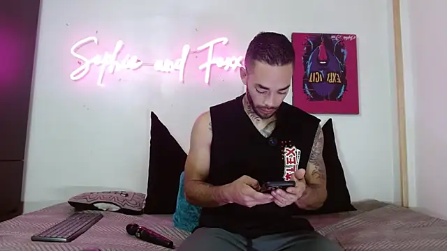 SophieFoxx17 online show from June 12, 12:15 pm