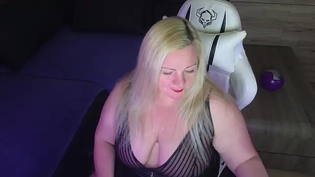 Snapshot of MolligSpielle chatting on October 2, 7:54 pm MolligSpielle online show from October 2, 7:54 pm